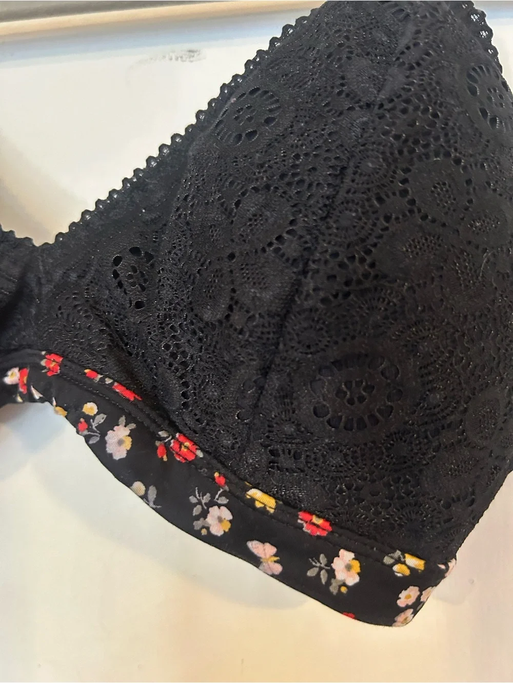 Gilly Hicks Large Black Lace Soft-Cup Bralette with Floral Trim